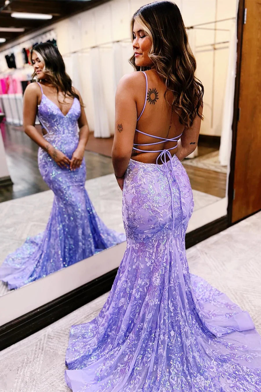 Vestido de fiesta de corte trompeta con escote en V, espalda descubierta y tirantes finos con encaje de lentejuelas